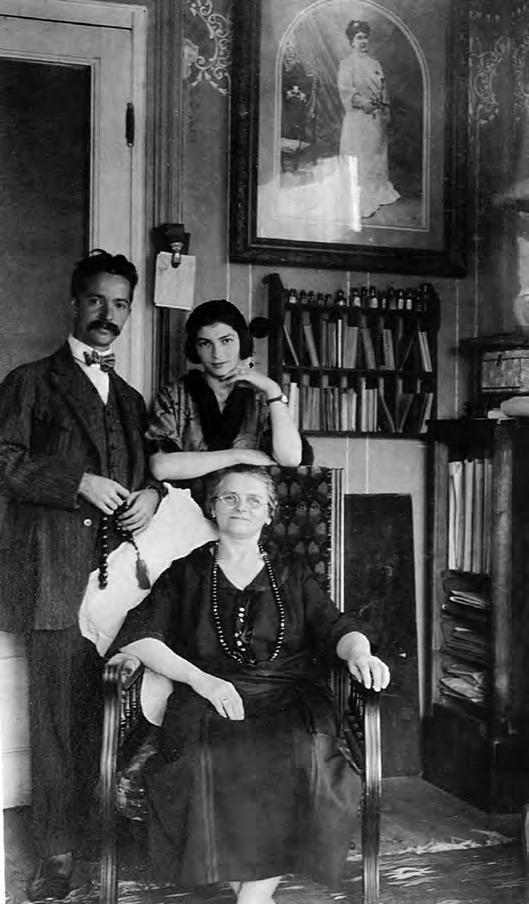 Şekil 11. Semih Rüstem in 1920lerde çekilmiş aile fotoğrafı (Gümüş, 2015, s. 38). Semih Rüstem ile Farkas Molnár 1916-1919 yılları arasında Budapeşte Teknik Üniversitesinde birlikte eğitim almıştır.