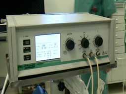 Resim 8: Kliniğimizde trakea rezeksiyon ve rekonstrüksiyonu olgularında kullanılan Acutronic marka jet ventilatör görülmektedir.