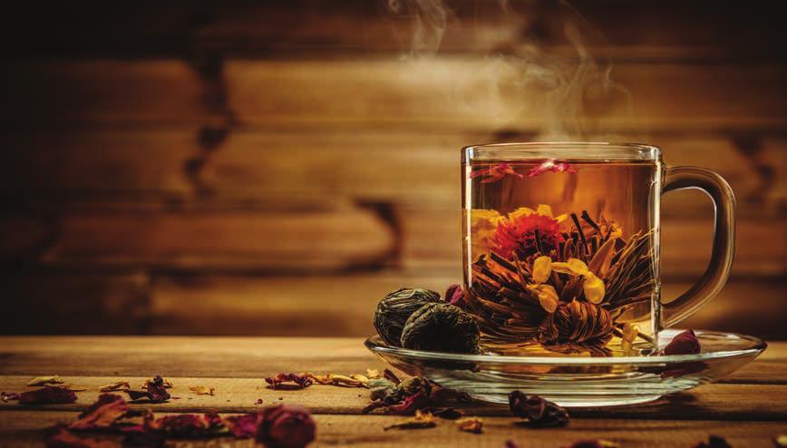 SICAK İÇECEKLER / HOT DRINKS Güne mutlu başlatan bir bardak demli çay, günün yorgunluğunu alan sıcacık bir kahve; dinlendiren, huzur veren sağlık dolu bir bitki çayı.