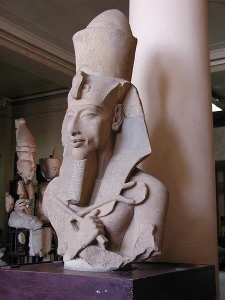 Ayrıca Akhenaton'un Mısırlıları dünyanın ilk tek tanrılı dinine inanmalarını