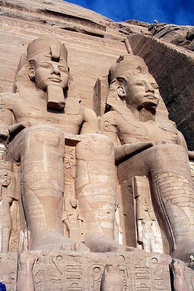 MÖ 1.279 civarında tahta çıkan ve Büyük Ramses olarak bilinen 2. Ramses, Mısır tarihindeki diğer firavunlardan daha çok tapınak, daha çok yontu ve dikilitaş inşa ettirdi ve daha çok çocuk sahibi oldu.