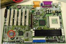 BIOS Nedir? EEPROM BIOS: «Basic Input/Output System» Temel Giriş/Çıkış Sistemi Bilgisayar ilk açıldığında devreye giren yazılım Bu yazılım anakart üzerinde ROM türü bir yonga (chip) içindedir.