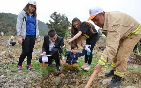 9 23 Mart 2018 Cuma Özel öğrenciler fidan dikti Or ta ca da, Coş ku Özel Eği tim ve Re ha bi li tas yon Mer ke zi öğ renci le ri fi dan dik ti.