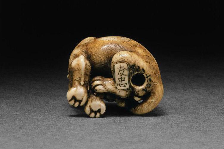 Mitolojik ya da egzotik hayvanlarla da karşılaşmaktayız: Shi-shi (Çin mitolojsinde aslan köpek); fil, kaplan vs.