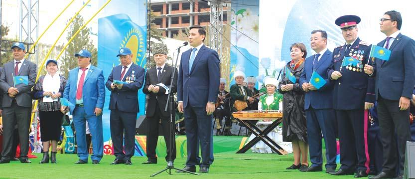 Мерекелік шара облысымыздағы іргелі мекеме-кәсіпорындардың, білім беру ұйымдарының, саяси партиялардың Достық даңғылының бойымен салтанатты түрде шерулетіп өтуімен басталды.