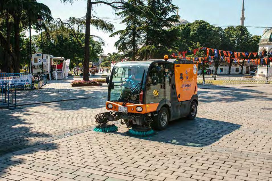 KENT TEMİZLİĞİ URBAN CLEANING CADDE VE SOKAKLARIN MAKİNE İLE SÜPÜRÜLMESİ SWEEPING OF AVENUES, STREETS BY SWEEPERS Şirketimizin araç filosu içinde bulunan 1,8 m3, 4