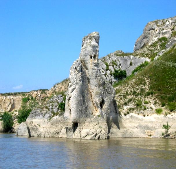 Izvoare termale Apele termale de la Hîrşova fac parte dintr-un zăcământ mineral lung de cca 30 km, de-a lungul unei falii care începe în stânga Dunării (Piua Petrei) şi merge până la Capidava.