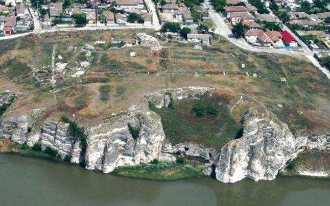 Cetatea CARSIUM Cetatea, la rândul ei, suprapune se pare, o aşezare getică, poate chiar o fortificaţie.