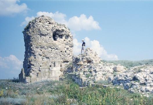 Turnul Din ruinele vechii cetăţi, astăzi, se mai văd câteva ziduri impunătoare. Turnul comadantului, pe latura de nord a incintei mici, se păstrează pe înălţimea de peste 9 m.