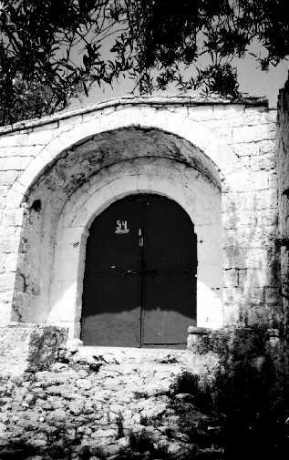 Portë karakteristike e sokakut te Gjik Niket ndërtuar me gur Pallarame dhe me dy palë kanata, nga të cilat të jashtmet me xham, kurse të brendshmet me dërrasë të përpunuar.