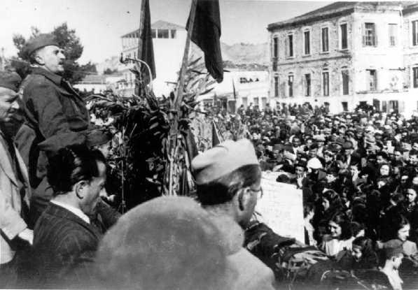 Hasan PULUA duke përshëndetur popullin në Vlorën e çliruar 04 Shkurt 1945 Vlerësime për Hasan Pulon : - Midis djalërisë më të shquar të Vlorës, që bënin propagandë kundër pushtuesit italian, ishte