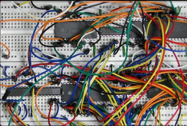 kaynaklardır. Bunun yanında elektronik devrelerde en çok kullanılan gerilimler ±5V, ±12V ve ±15V besleme gerilimleri için sabit değerli, yani sadece bu değerleri veren gerilim kaynakları da mevcuttur.