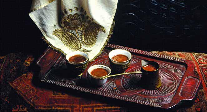 TÜRK KAHVESİ Il Caffè Turco (Türk Kahvesi) è un tipo di caffè che si prepara cuocendo i chicchi di caffè arrostiti e macinati insieme ad acqua ed eventualmente zucchero in una caffettiera