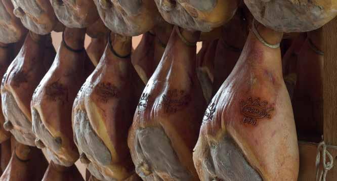 PROSCIUTTO DI PARMA DOP Il Prosciutto di Parma DOP è un prodotto di salumeria, crudo e stagionato, ottenuto dalla lavorazione delle cosce fresche di suini, in purezza o derivati, delle razze Large