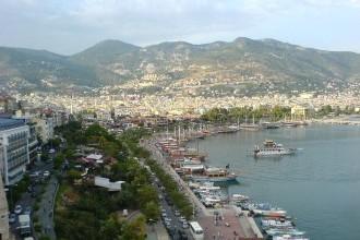 Ruta por Antalya: Alanya y sus alrededores Día 1 Alanya La ciudad de Alanya se ubica en la región Antalya de Turquía. Destaca por su oferta de entretenimiento, y sus espacios naturales.