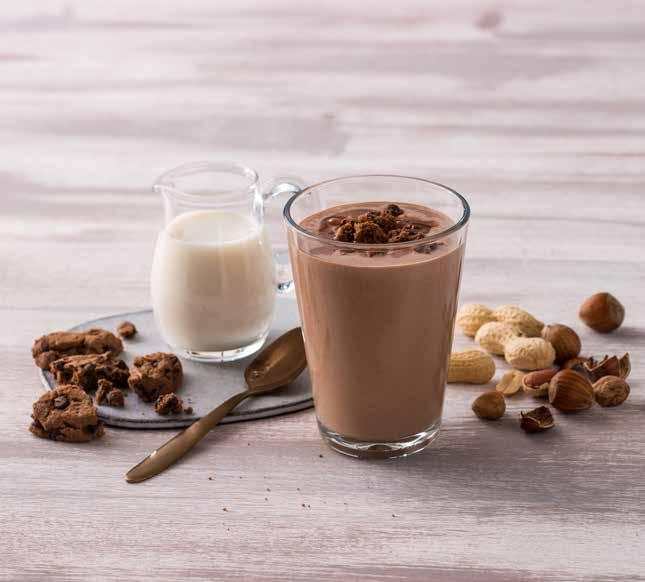 Sırasıyla vanilya özü, muz, fıstık ezmesi, kakaolu fındık ezmesi ve son olarak da badem sütünü VitaStyle MixxGo nun blender haznesine ekleyin.