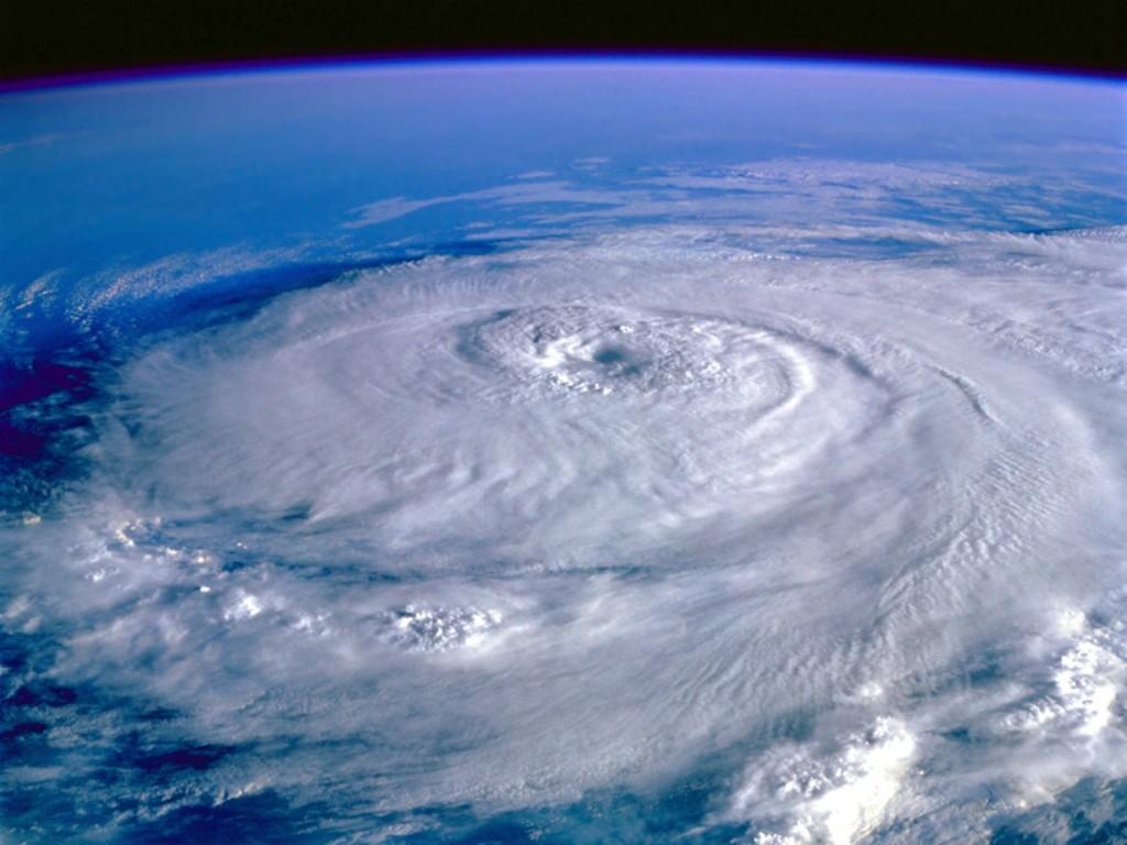 Belli başlı dört çeşit fırtına vardır: Siklon, kasırga, tornado ve şimşekli, gök gürültülü fırtına. Siklon dönerek eserek dönen şiddetli rüzgâr fırtınasıdır ve genellikle yağmur getirir.