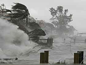 Tayfunlar ise, siklonların, tropikal iklimlerde çok büyük kuvvet kazanmasından hasıl olur. Bunların tesirleri çok olup, yıkım kuvvetleri fazladır.