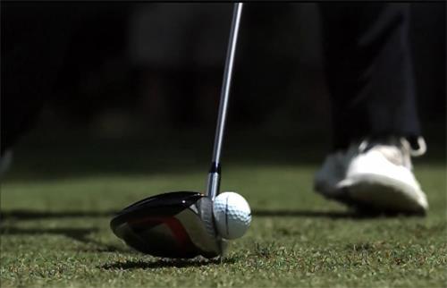 Topa Vuruş Problem 9.3 Serway Ö9.3/257 50,0 g kütleli bir golf topunun golf sopası ile vurulmaktadır.