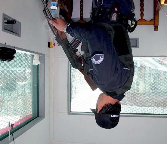 Kabin içerisine, personelin izlenebilmesi amaçlı bir adet güvenlik kamerası monte edilmiştir.
