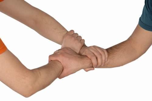 ACİL TAŞIMA TEKNİKLERİ İki ilkyardımcı ile ellerin üzerinde taşıma (Altın Beşik Yöntemi): Üç elle: Birinci ilkyardımcı bir eli ile ikinci ilkyardımcının omzunu
