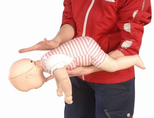 HAVA YOLU TIKANIKLIĞINDA İLK YARDIM Bebeklerde tam tıkanıklık olan hava yolunun açılması: Bebek ilkyardımcının bir kolu üzerine ters