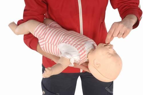 HAVA YOLU TIKANIKLIĞINDA İLK YARDIM Bebeklerde tam tıkanıklık olan hava yolunun açılması: Baş gergin ve gövdesinden aşağıda bir pozisyonda tutulur, 5 kez