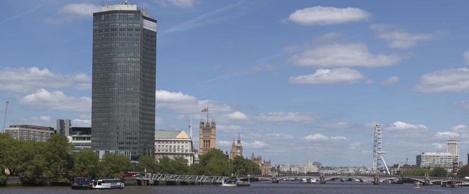 Sky Management olarak ilk amacımız Londra nın merkezinde House of Parliment, London Eye, Big Ben, Victoria gibi noktalara sadece 5 dakika yürüme mesafesinde bulunan Millbank Tower daki ofisimizden