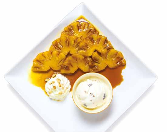 Ananas Flambe Ballı Ananaslı Tavuk Şişler 1 adet ananas 2 yemek kaşığı tereyağı 1/4 su bardağı esmer şeker 4 yemek kaşığı portakal suyu Ananası dilimleyin.