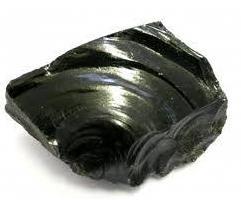 Şekil 40. Obsidyenin Görünümü Perlit (inci taşı): Perlit asidik bir volkanik camdır. Kimyasal yapısı kararlı, nötr bir kayaçtır. Suyla, kimyasal reaksiyona girmez.