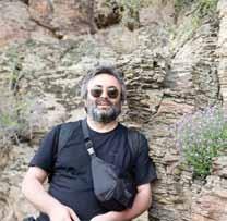 kamera arkası SİNAN ŞERİF YAKA PRODÜKTÖR Servet, Ankara yakınlarında bir kaya resmi alanından ve bunun da belgeselini yapmak istediğinden bana bahsettiğinde 2008 yılı Mayıs ayıydı.