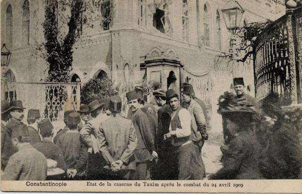 31 Mart Ayaklanmasından Ancak Selanik ten gelen ve kadrosunda geniş ölçüde devrimci subaylara yer veren Hareket Ordusu Hüseyin Hüsnü Paşa Önce İstanbul ahalisine bir bildiri yayınlar: İstanbul