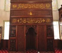 Cami içlerinde Muhammed ve Allah isimleriyle dört halifenin isimleri Arapça olarak cami duvarlarını süslemektedir.