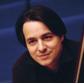 Erkin Onay keman violin Keman eğitimine büyükbabası Joachim Reusch ile başlayan Erkin Onay, 1989-94 yıllarında Almanya'da Hannover Hochschule für Musik de Prof. Atilla Aydıntan ile çalıştı.