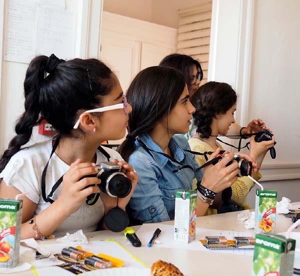 Atölye, fotoğraf sanatçısı Özcan YURDALAN ın fotoğrafın kendisi için ne ifade ettiğini, dış mekanlarda fotoğraf çekerken nelere dikkat edilmesi gerektiğini aktardığı, sohbet ortamında