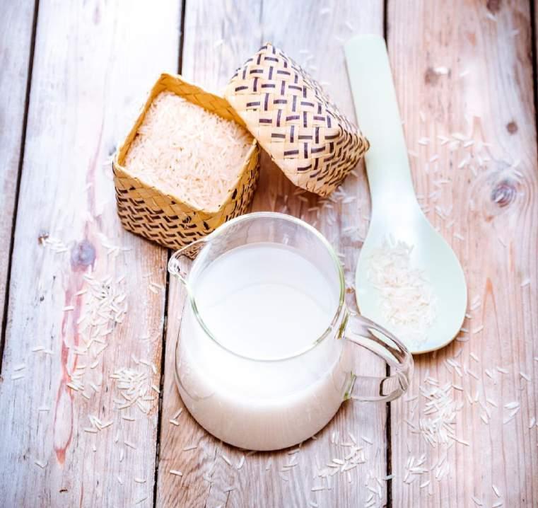 Pirinç Sütü --- Bitkisel Süt «Multigrain Milk» Programı --- 4 Kişilik Hazırlama süresi: 5dk Pişirme süresi: 20 dk 1.2 litre su 40 g pirinç Pirinçleri süzgeçe koyarak en az iki kez soğuk sudan geçirin.