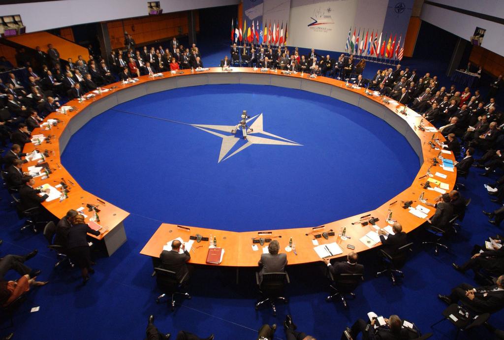 Türk Dış Politikası Kasım 2002 de Prag daki NATO zirvesi Türkiye, on yıllar boyunca, Sovyet tehdidini üzerine çekerek Batı Avrupa üzerindeki baskıyı hafifletmek olarak tanımlanabilecek NATO içindeki