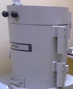 (DSPEC jr. 2.0), Gamma Vision-32 spektrum analiz yazılımı ve bilgisayardan oluşmaktadır (Şekil 3.5). Şekil 3.5 : Detektör zırhı, detektör ve dijital spektrometre.