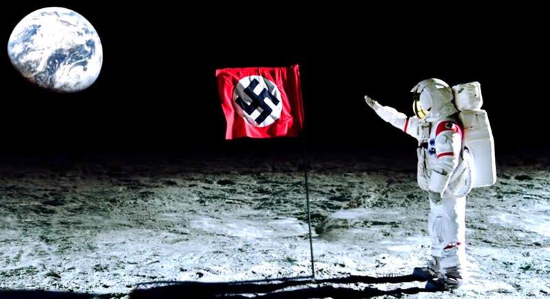 Ay da hava yoksa, Nazi bayrağı nasıl dalgalanıyor? Şaka bir yana, komplo teorisyenlerinin iddialarına göre Almanlar Ay a 1940 larda gitmiş ve arka tarafından gizli bir Nazi üssü kurmuş.