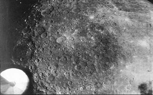 Zond 3 ün bizlere ilettiği Ay ın arka yüzüne ait kaliteli fotoğraflardan biri. Zond 3 ün çektiği fotoğraflar ile Ay ın arka yüzeyindeki dağlar, kraterler ve düzlükler ayırt edilebilmiştir.