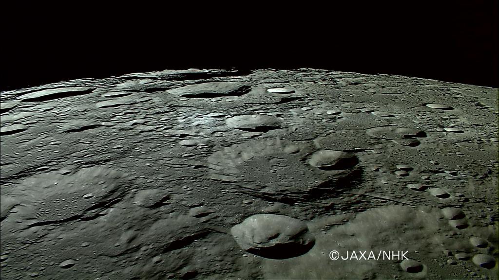 Japon Uzay Ajansı JAXA nın Kaguya (Selene) uydusu tarafından alınmış Ay ın arka yüzüne ait detaylı bir fotoğraf. Ay ın arka tarafına dair en çarpıcı yerlerden biri Tsiolkovsky krateridir.
