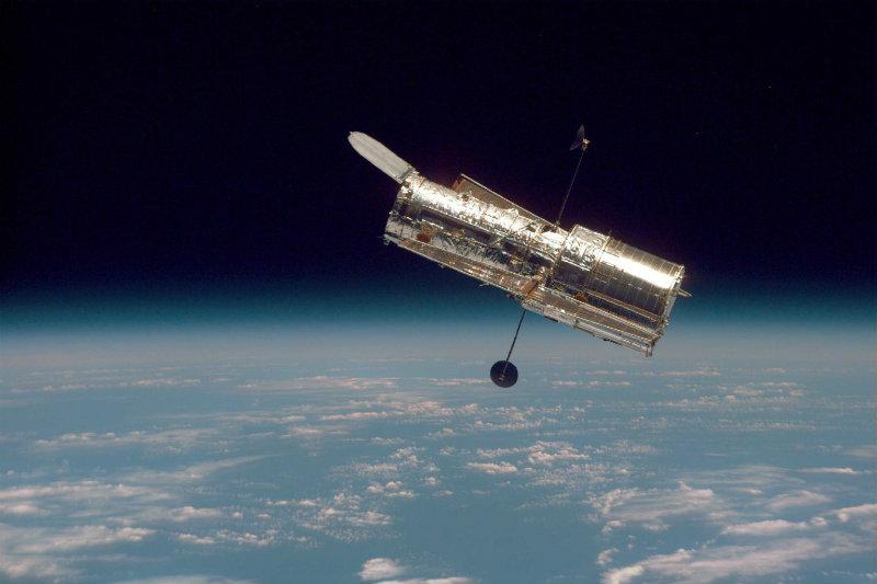 alınarak hazırlanmıştır. Hubble Uzay Teleskobu. Bu fotoğraf, tamir için teleskoba yaklaşan uzay mekiği astronotları tarafından çekildi.