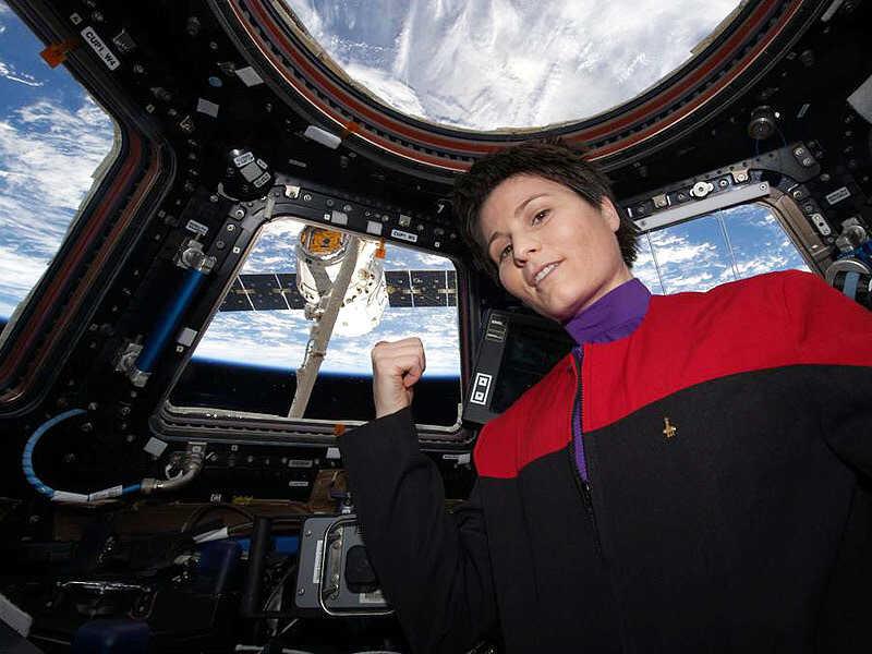 Uluslararası Uzay İstasyonu nda Star Trek üniforması giymiş bir astronot.