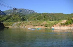 Gold Cable Park yılın 12 ayı açıktır. 420 metre uzunluğunda ve 12 metre yüksekliğindeki K-1 gölü üzerinde su kayağı yapılabilmektedir.