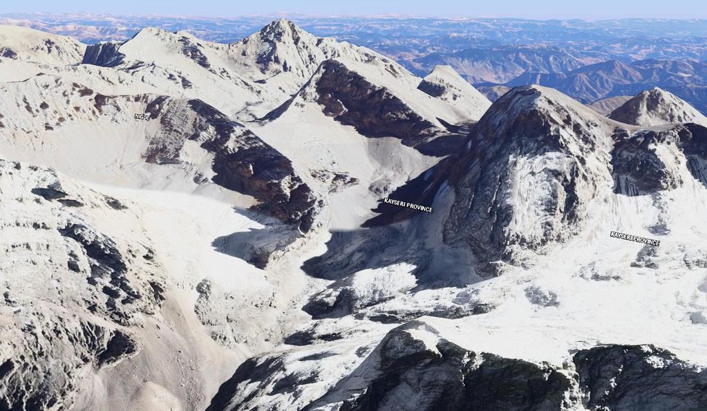 Küçük cebel tepe BİVAK Vayvay zirve Sarı ok küçük cebel doğu geçidi, ben burayı çıkıp Yeşil alanda bivak yaptım, irtifa 3200 metre, bu sırt hattında yan yana iki düz alan var, daha önce dağcı