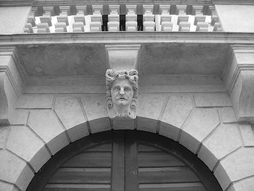 Vicenza da yaptığı sarayda, rustik etkiyi azaltmış ve pencereler üzerine grotesk denilen tuhaf insan yüzü figürleri koymuştur.