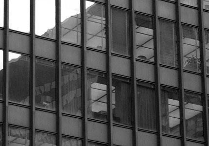 amaçlamıştır [26]. Şekil 4.13 : Seagram Building, New York, 1958, http://www.galinsky.com/buildings/seagram/index.