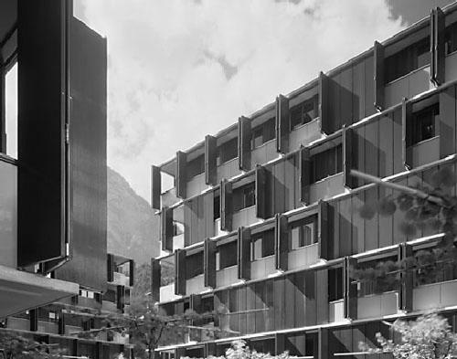 Baumschlater & Eberle tarafından 2000 yılında Avusturya Innsbruck ta tamamlanan Lohbach Residences projesinde de cephede kullanılan bakır güneş kırıcı paneller, katlanabilme özelliği ile farklı