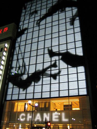 Amerikalı Mimar Peter Marino tarafından, Tokyo nun Ginza Bölgesi nde inşa edilen Chanel Ginza binası, dinamik bir cepheye sahiptir.