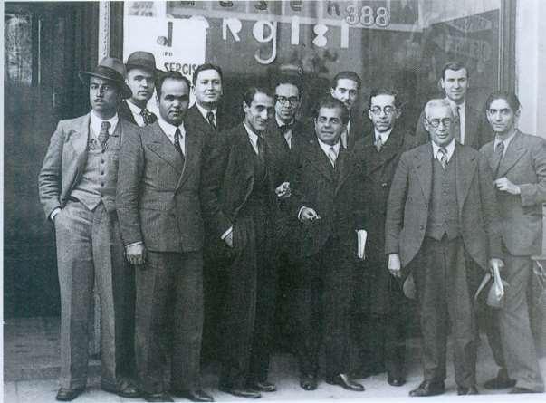 D Grubu Cumhuriyet in onuncu yılına denk gelen 1933 te bir araya gelen sanatçılar d grubu nu oluşturur, daha sonra onlara Müstakiller den de katılanlar olur.